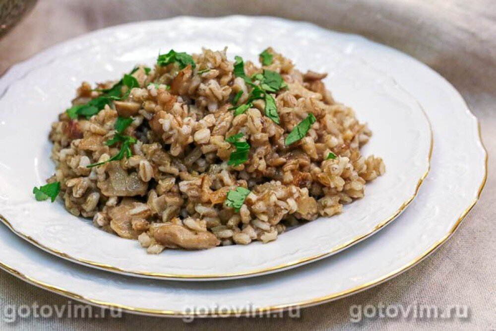 Каша перловая с грибами и морковью