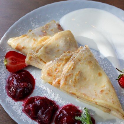 Блинчики со сметаной и ягодным соусом