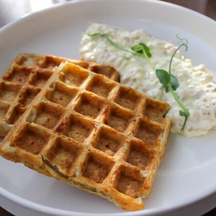 Сырные вафли с яичным салатом и копчёной курицей