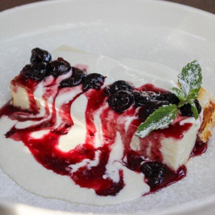 Творожная запеканка с ягодным соусом