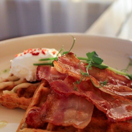 Сырные вафли с беконом и фирменным соусом