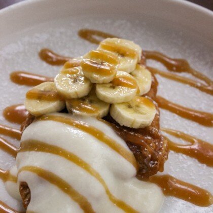 Крофли с ванильным кремом, бананом и карамелью