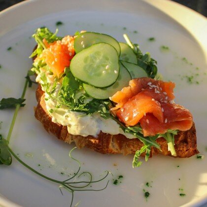 Крофли с лососем, рукколой, фирменным соусом и огурцом