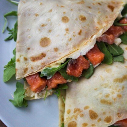 Блинчики с красной рыбой, творожным сыром и рукколой