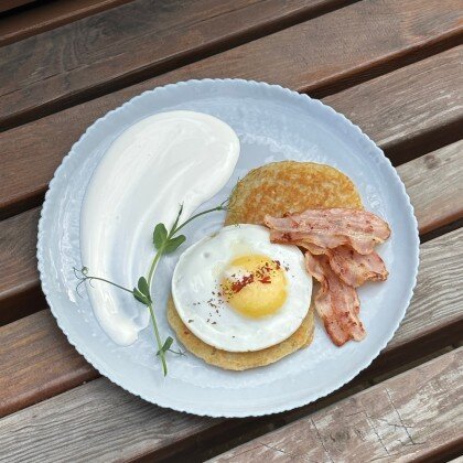 Драники с беконом и яичницей