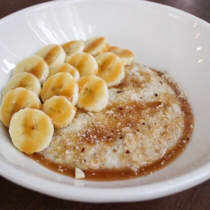 Овсяная каша с бананом, карамелью и орехами