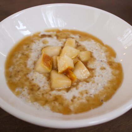 Овсяная каша с яблоками и корицей