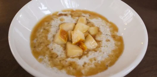 Овсяная каша с яблоками и корицей