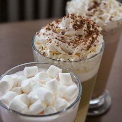 Горячий шоколад с соленой карамелью