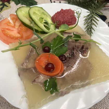 Заливное из языка с хреном и овощами