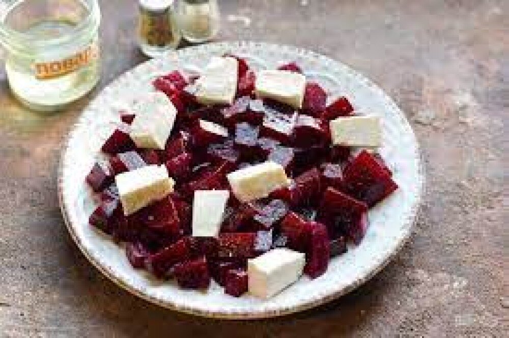 Салат из маринованной свеклы с сыром Фета и заправкой бальзамик