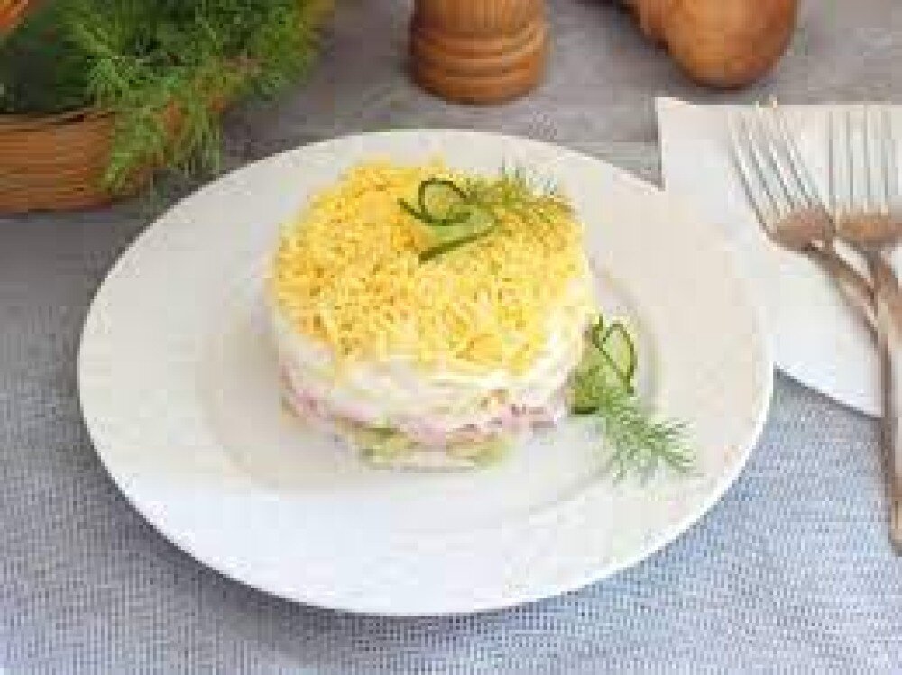 Салат с филе цыпленка с ветчиной и свежим  огурчиком