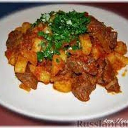 Говядина, тушенная с жареным картофелем  соусом с овощами