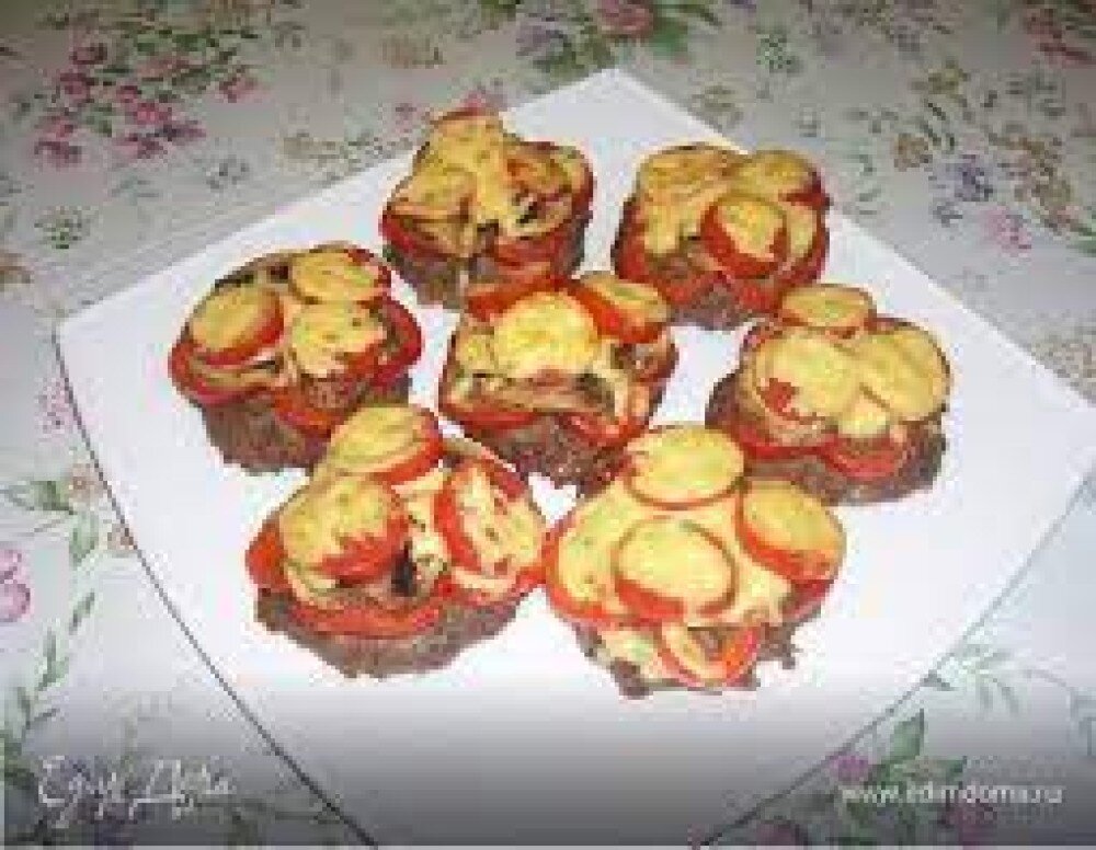 Нежная котлета под шапочкой из овощей.
