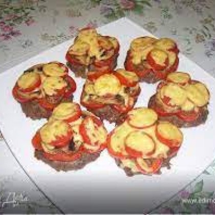 Нежная котлета под шапочкой из овощей.