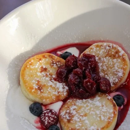 Сырники со сметаной и соусом