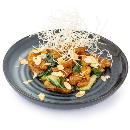 Филе морского окуня в устричном соусе с миндалем