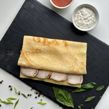 Блинчик с запеченным цыпленком и сыром