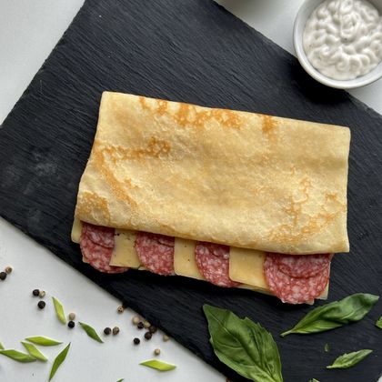 Блинчик с салями и сыром