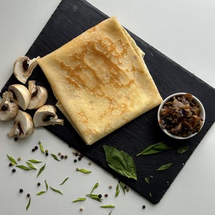 Блинчик с обжаренными грибочками и сыром