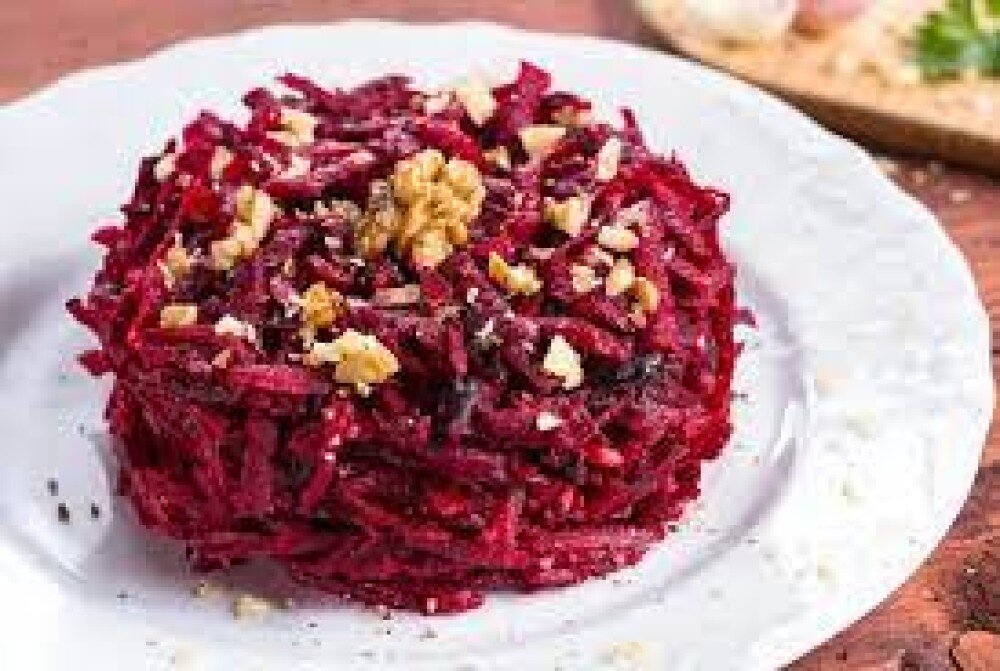 Салат из свеклы с черносливом и орехом .