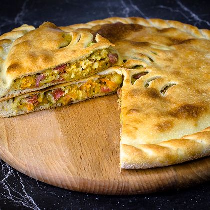 Пирог с баварскими колбасками и картофелем