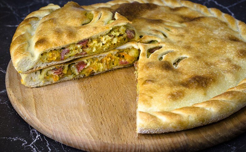 Пирог с баварскими колбасками и картофелем