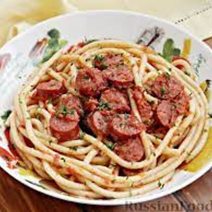 Спагетти с соусом и копчеными колбасками