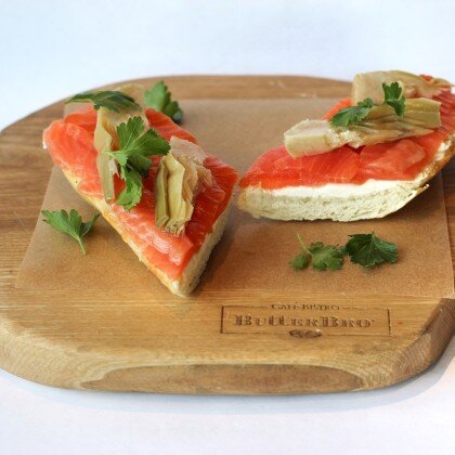 ButterBretta с лососем и сыром маскарпоне и артишоками