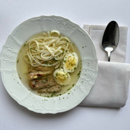Бульон с лапшой и куриным яйцом