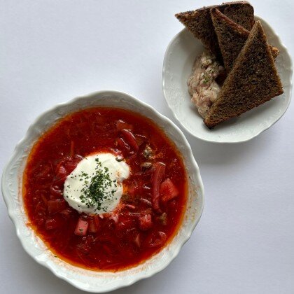 Борщ с говядиной и домашним хлебом