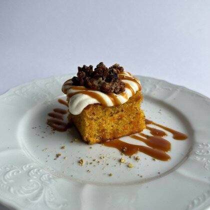 Морковный бисквит с карамелью и фундуком