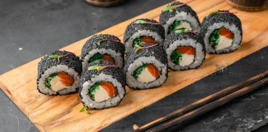 Ролл с копченым лососем в кунжуте