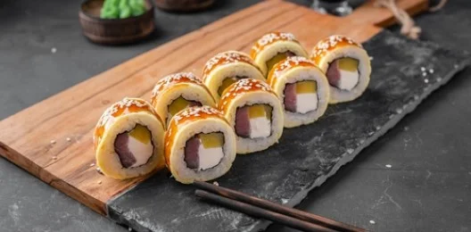 Ролл с тунцом и манго в блинчике