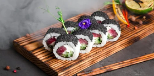 Ролл с тунцом в кунжуте