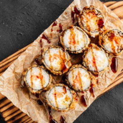 Жаренный ролл с лососем