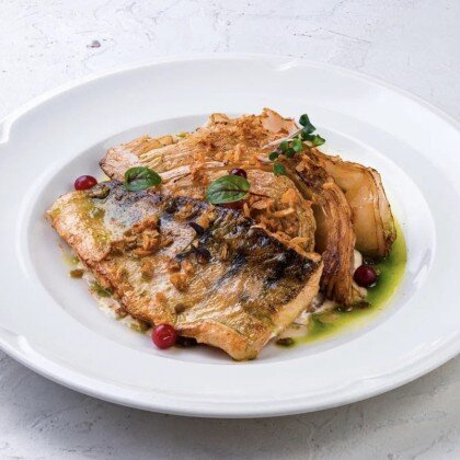 Дикий судак, стейк из капусты, вешенки