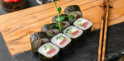Маки с тунцом и огурцом