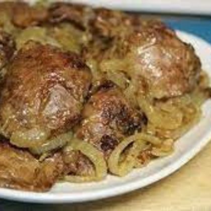 Печень свиная жаренная с луком