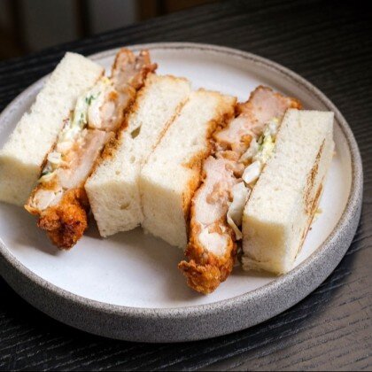 Катсу сандоз с цыпленком и японским bbq