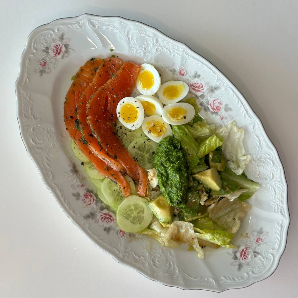 Салат с лососем и зелёными овощами