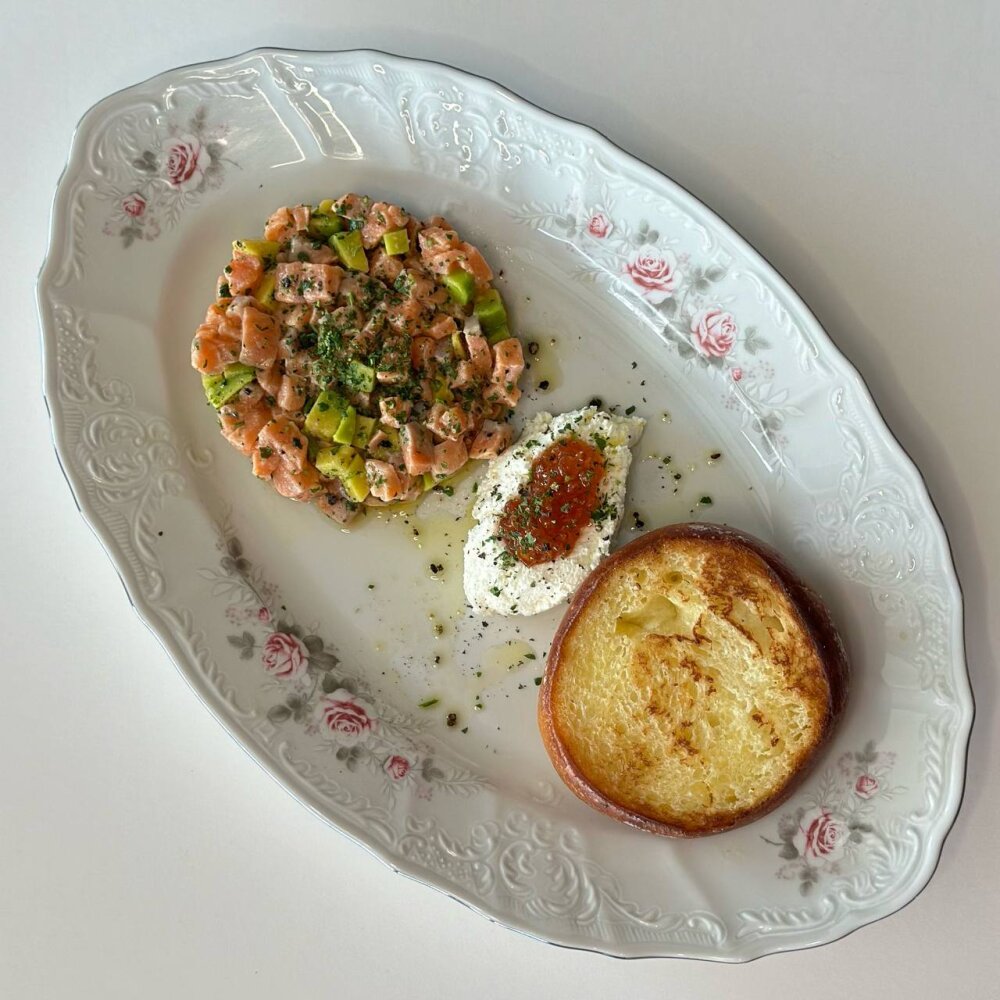 Тартар из лосося с авокадо и бриошью