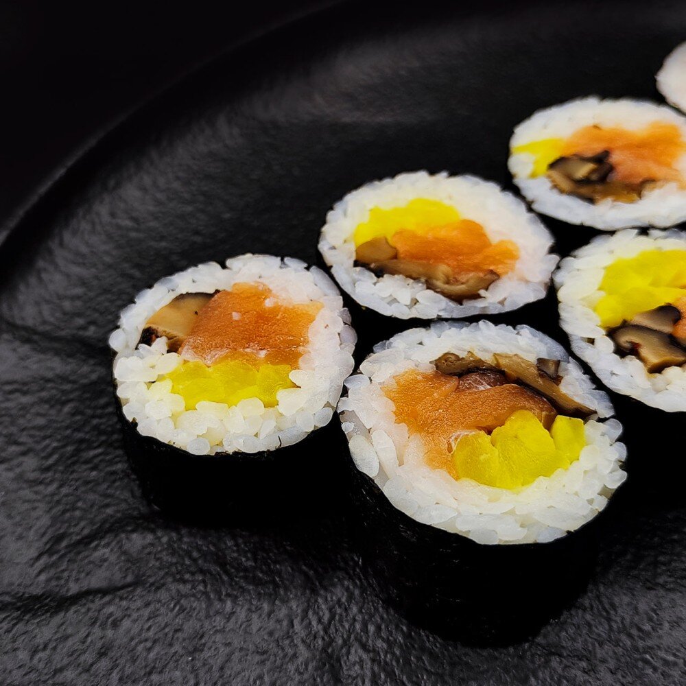 Ролл с копчёным лососем и такуаном