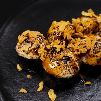 Ролл с опаленным лососем BBQ