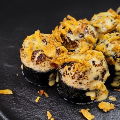 Ролл с опаленным лососем BBQ и чукой