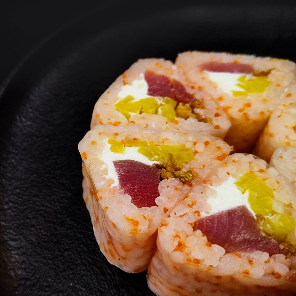 Ролл в рисовой бумаге с тунцом и такуаном