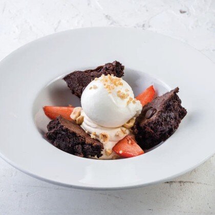 Шоколадный брауни с шариком ванильного мороженного