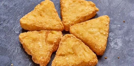 Картофельные треугольники с беконом и сметаной