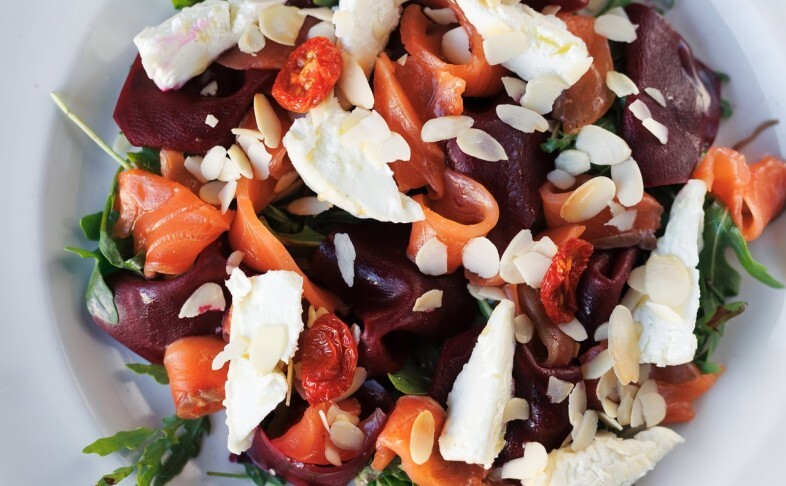 Карпаччо из маринованной свеклы с рукколой, лососем и козьим сыром