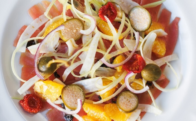 Карпаччо из тунца с апельсином, сельдереем и луком